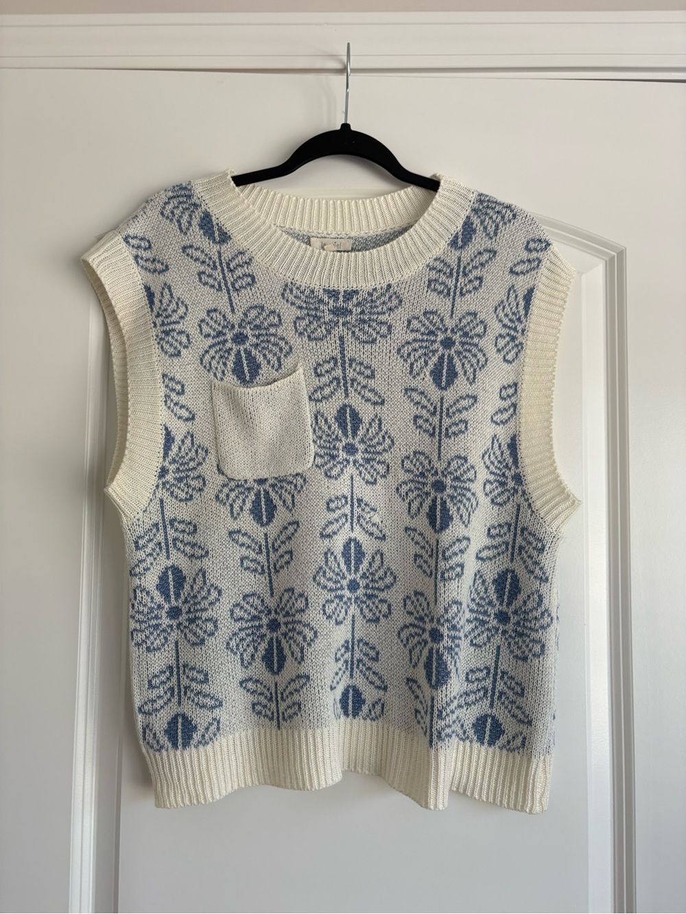 LA MIEL Cream and Blue Sleeveless Knit Vest